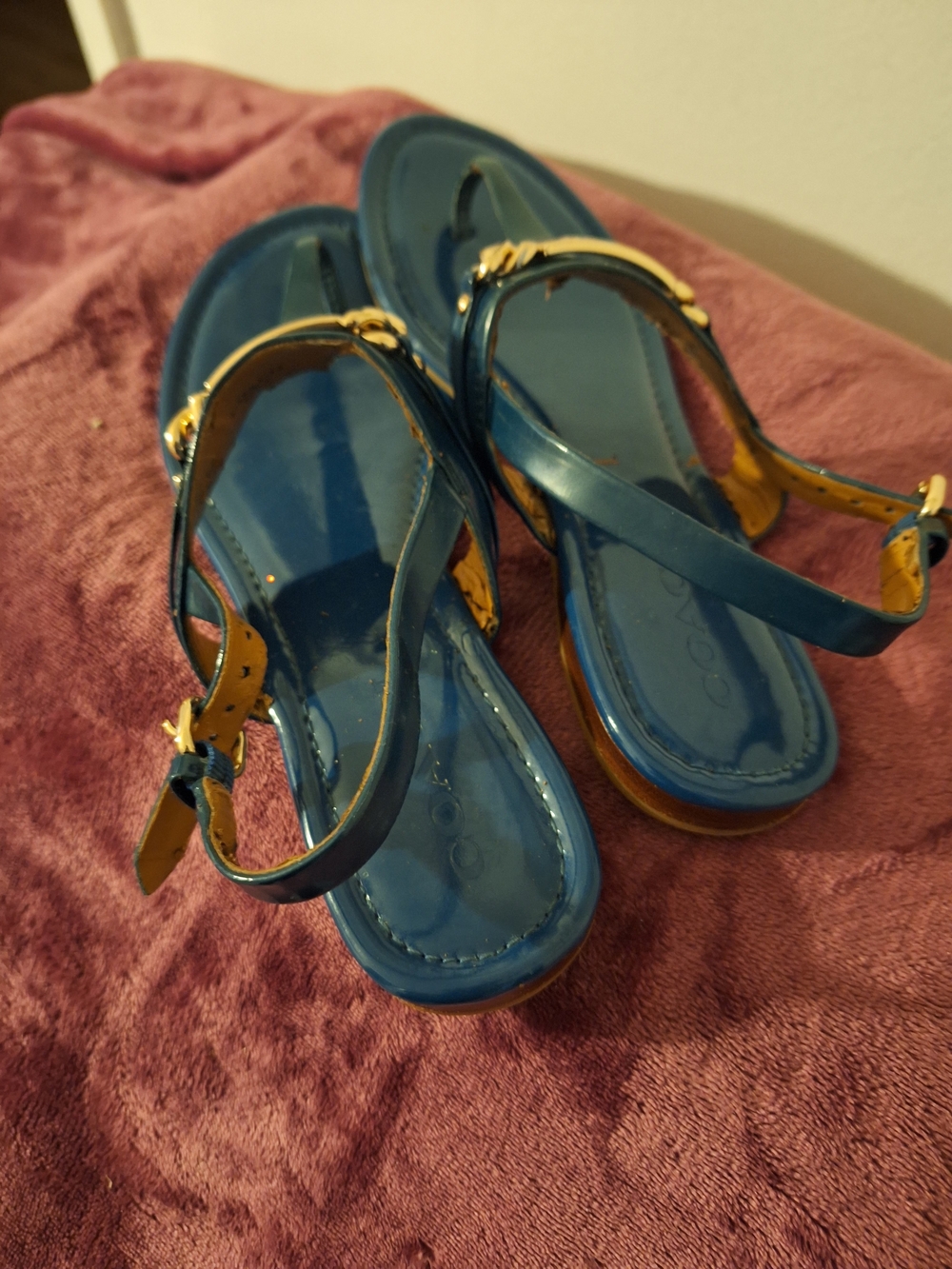 COACH Women's Blue Patent Thong Sandals with Gold Trim - Picture 3 of 10